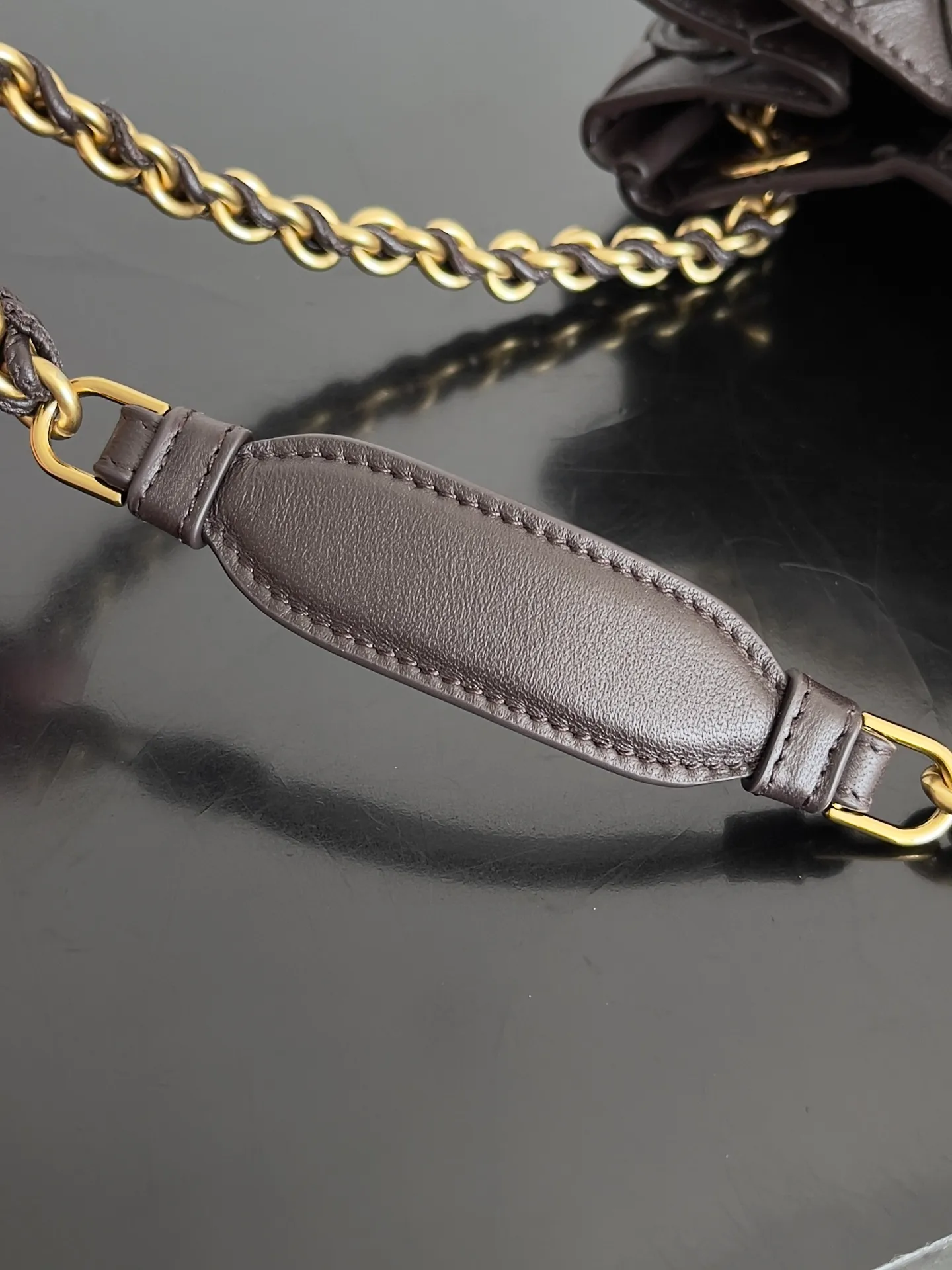 Batch 1860 BV’s new chain parachute bag is a new fashion star. I often hear that bags with metal chain straps are very heavy, but this new parachute bag is equipped with an extremely lightweight chain strap, which makes it light, comfortable and comfortable to carry. The actual effect of carrying it on the upper body is really charming! The classic lambskin braid and the Muse brass chain upgrade the entire bag to a new level. The opening of the bag has a magnetic buckle design, which is full of safety. I believe many friends have been waiting for it for a long time. The metallic chain adds more sophistication to the original softness and elegance. The collision of classic craftsmanship and decent and generous creates a different beauty! Style number: 817175 Size: 21*17*16.5cm